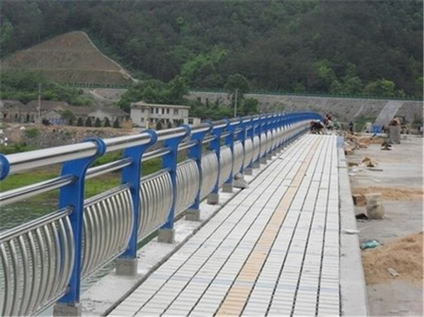 温州不锈钢桥梁护栏的特性及其在现代建筑中的应用